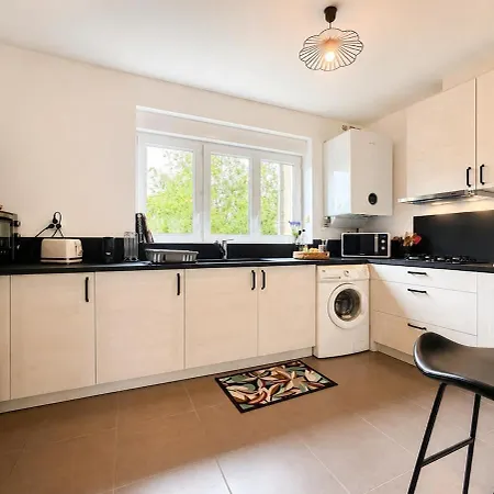 2-bedroom Apartment, 2 Bathrooms, Wifi & Garage *