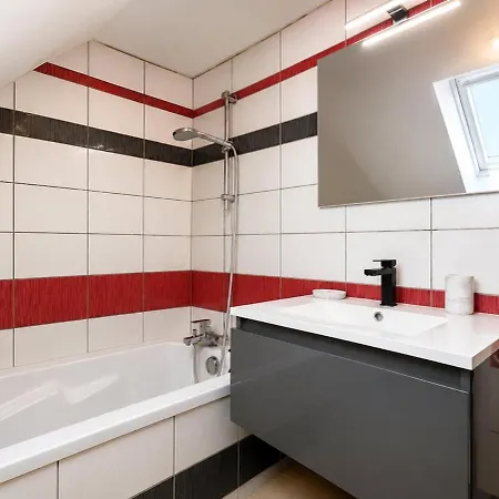 2-bedroom Apartment, 2 Bathrooms, Wifi & Garage 公寓