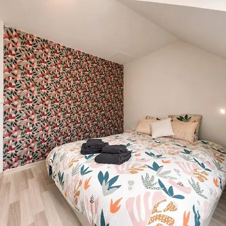 2-bedroom Apartment, 2 Bathrooms, Wifi & Garage 公寓 *