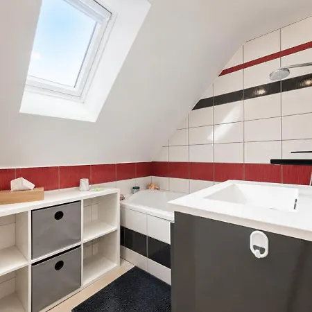 2-bedroom Apartment, 2 Bathrooms, Wifi & Garage 阿朗松