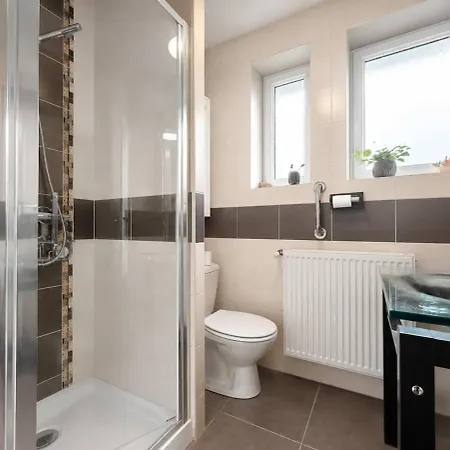 2-bedroom Apartment, 2 Bathrooms, Wifi & Garage