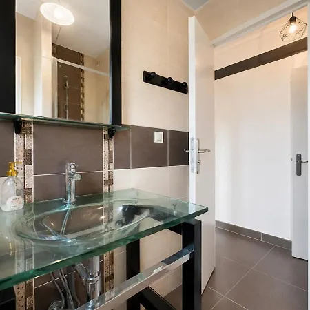 2-bedroom Apartment, 2 Bathrooms, Wifi & Garage