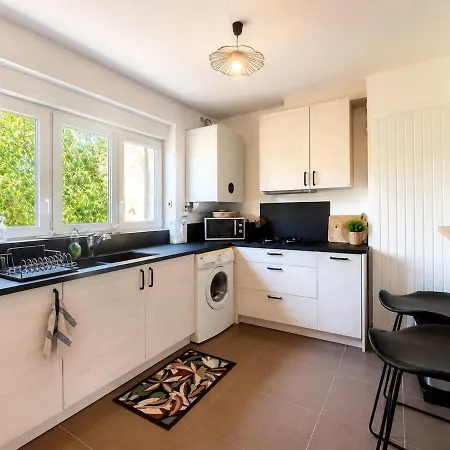 2-bedroom Apartment, 2 Bathrooms, Wifi & Garage 公寓 *