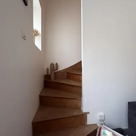 2-bedroom Apartment, 2 Bathrooms, Wifi & Garage 公寓 *
